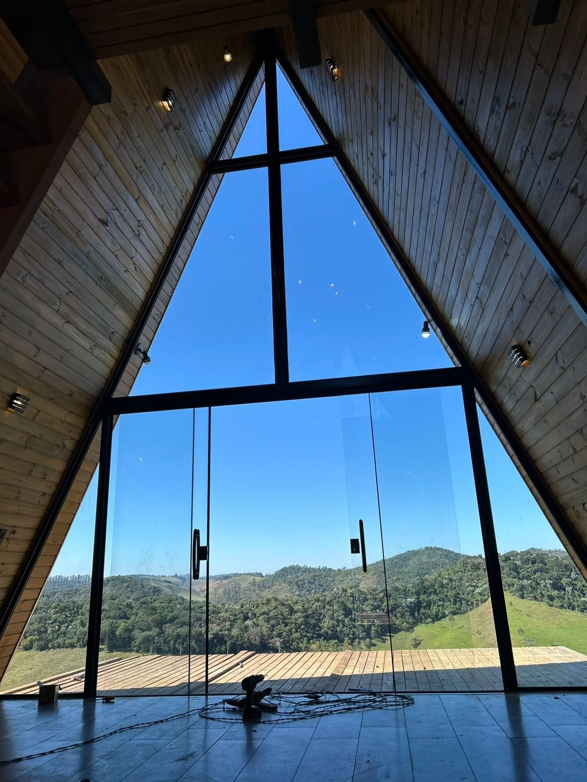 Cabana Boa Vista, vista interna do vão triangular com janelas para o vale