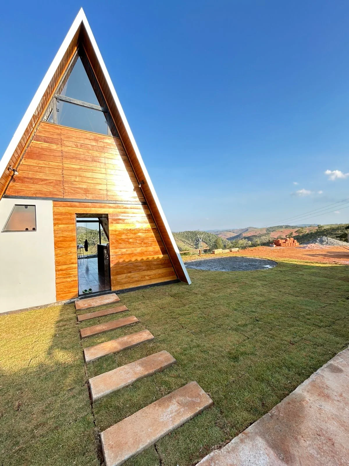 Cabana Boa Vista, fachada externa de dia com jardim e caminho de pedras