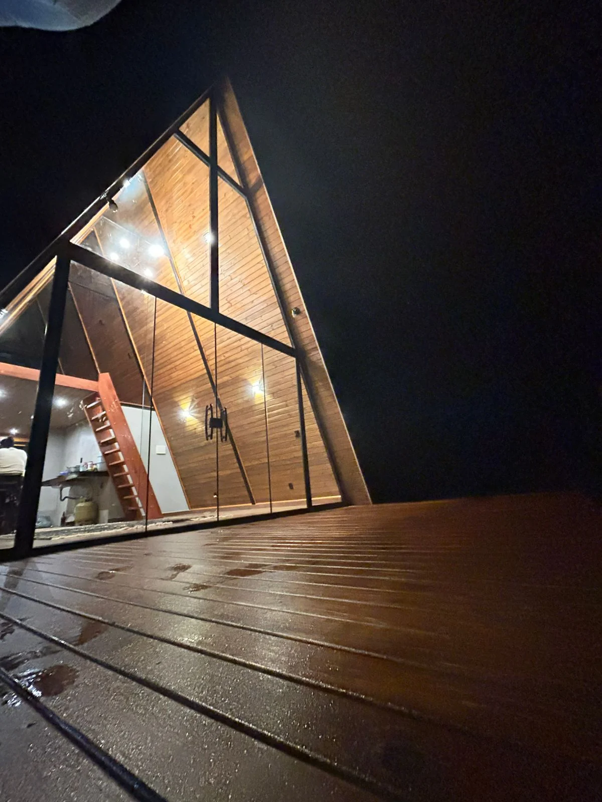 Cabana Boa Vista, fachada externa à noite iluminada